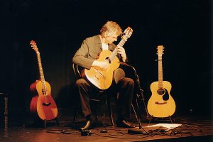 Christian Straube gitarrespielend auf der Bühne